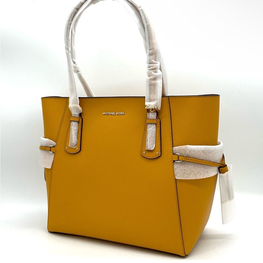 Michael Kors Voyager EW Tote Bag
Leather Marigold - Picture 2 of 9